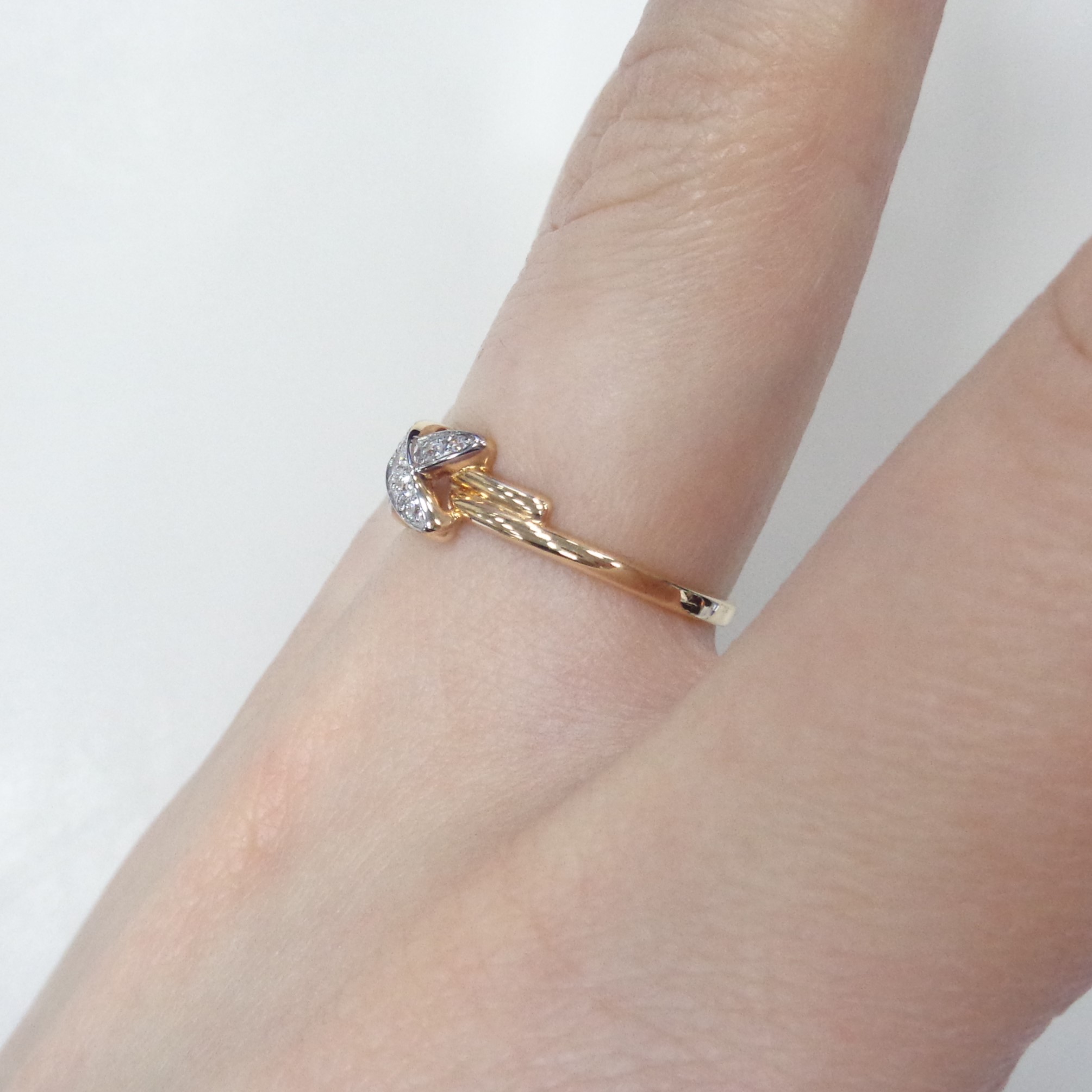 Золотое кольцо 585 пробы; родий; вставки 9 Фианит бесцв.;